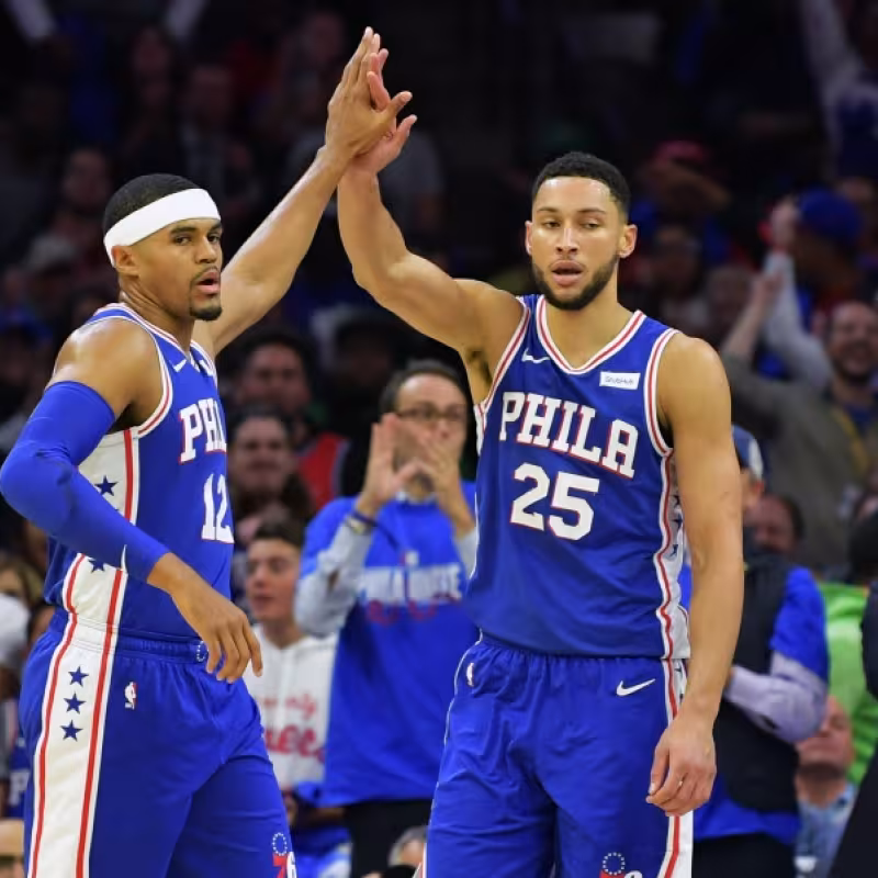 Ben Simmons y Tobias Harris, en un partido de Philadelphia 76ers.