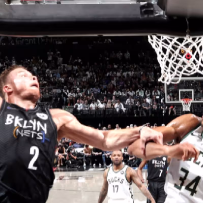 Blake Griffin, realizando un mate ante Giannis Antetokounmpo.