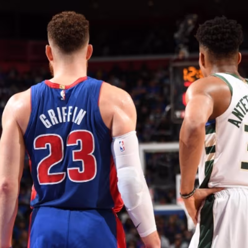 Blake Griffin y Giannis Antetokounmpo durante el Game 4 de la serie.