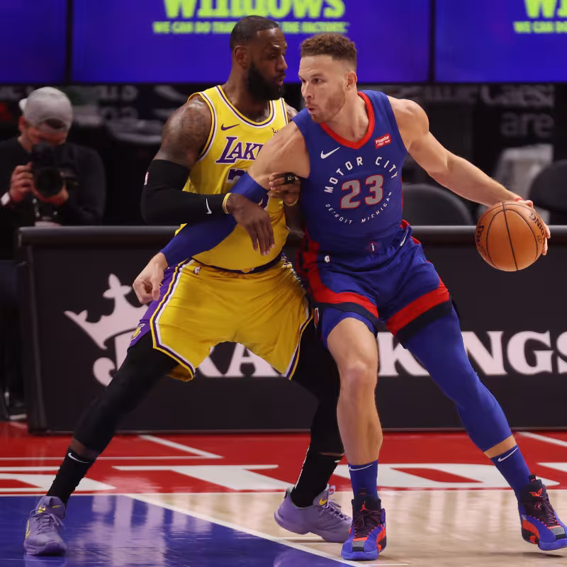 Blake Griffin, frente a LeBron James en un Pistons-Lakers.