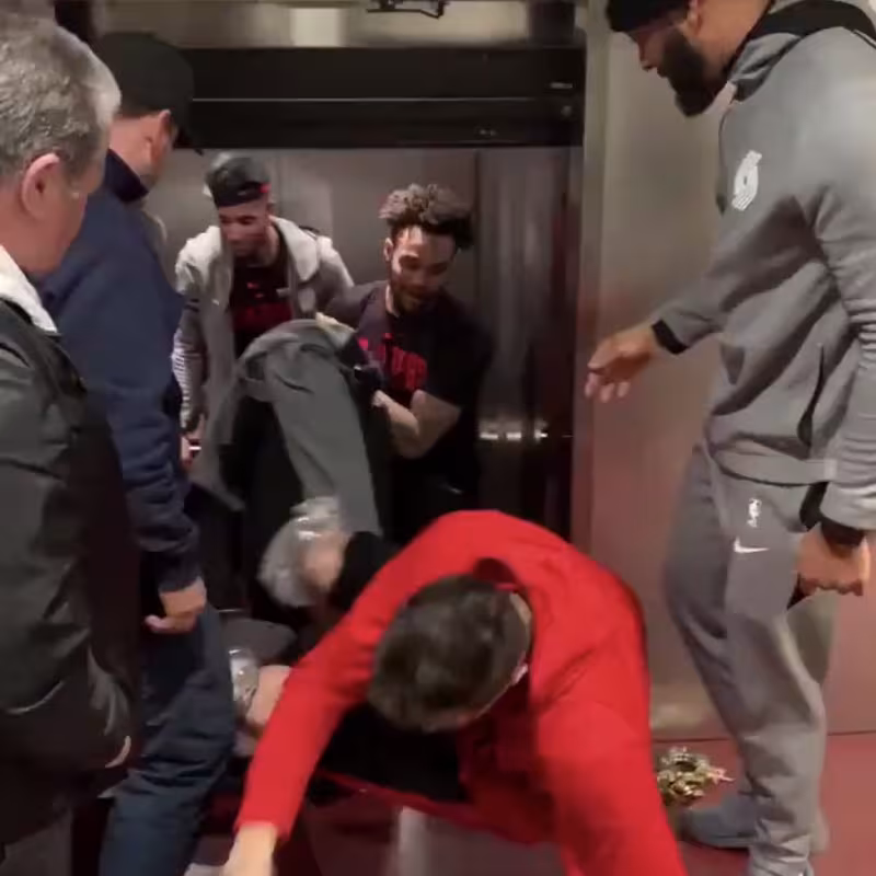 Los jugadores de los Blazers se quedan media hora atascados en un ascensor