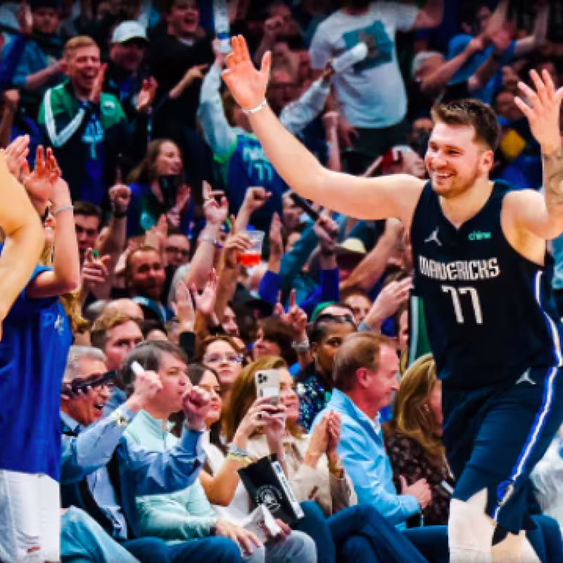 Luka Doncic celebra una canasta ante Bojan Bogdanovic. 