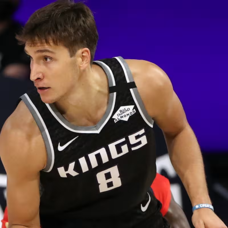 Bogdan Bogdanovic jugando un partido con los Sacramento Kings.