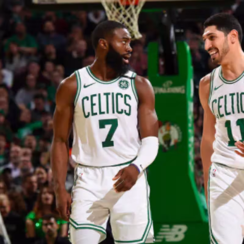 Kemba Walker y Enes Kanter, con la camiseta de Boston Celtics.
