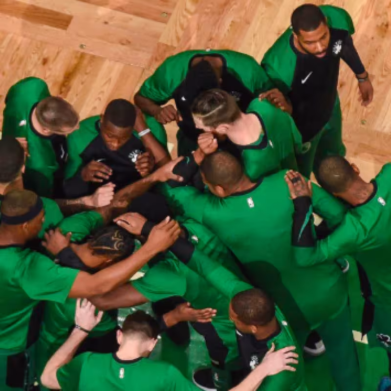 Triple-doble de Kyrie Irving para liderar el triunfo de los Celtics ante los Kings