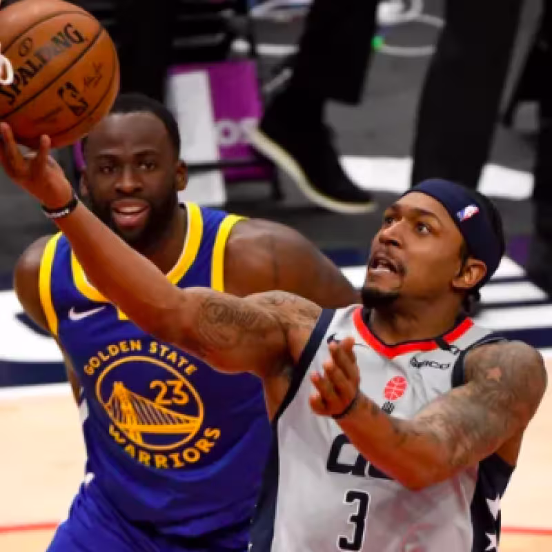 Bradley Beal, junto a Stephen Curry: ¿futuros compañeros en los Warriors?