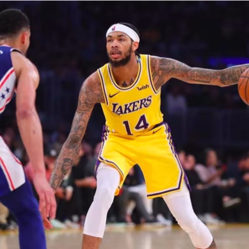 Brandon Ingram ataca ante Ben Simmons.