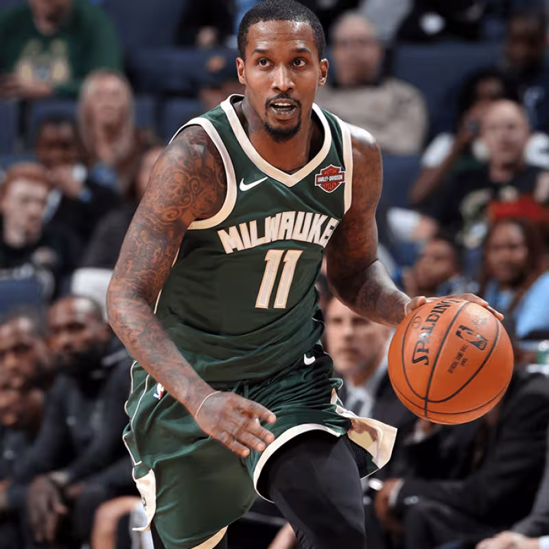 Los Bucks cortan a Jennings y firman a Connaughton