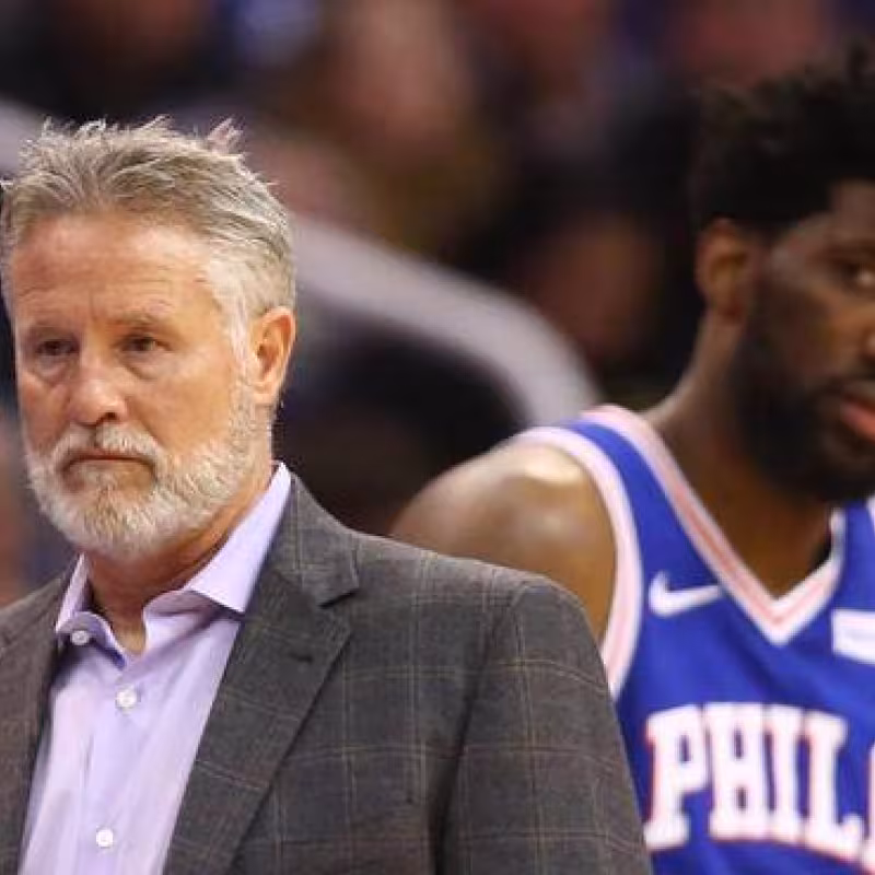 Brett Brown, junto a Al Horford. 