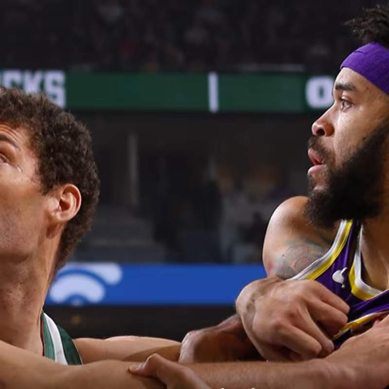 Brook López y JaVale McGee durante el Lakers-Bucks. Foto: @bucks