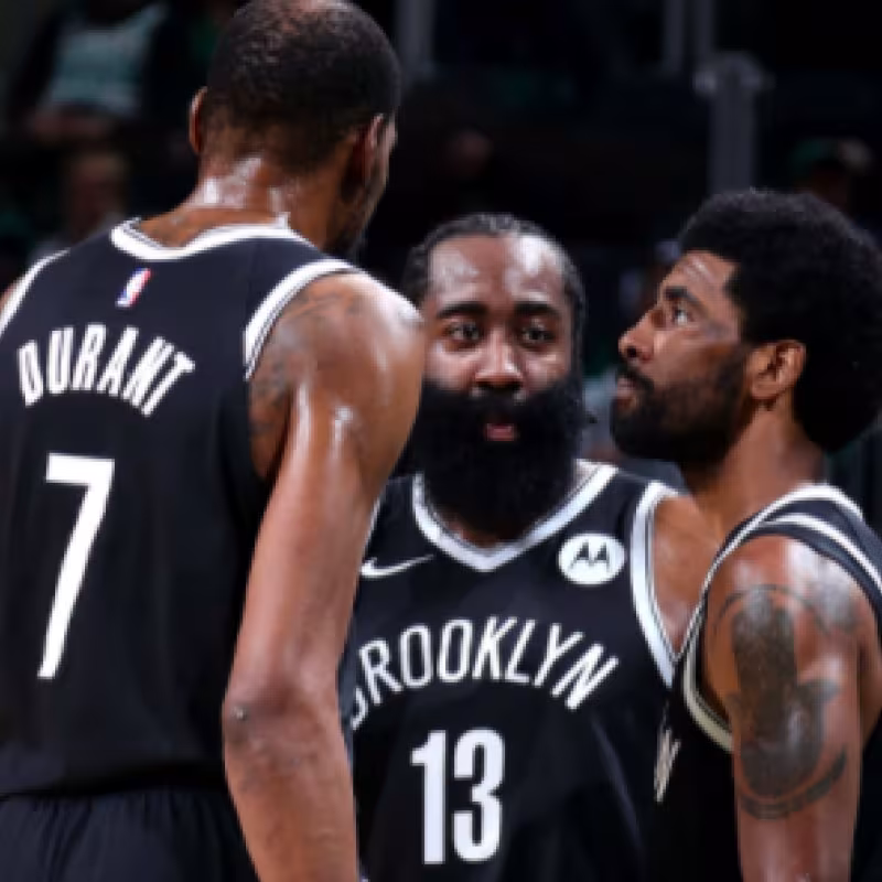 Durant, Harden e Irving hacen mucha pupita.