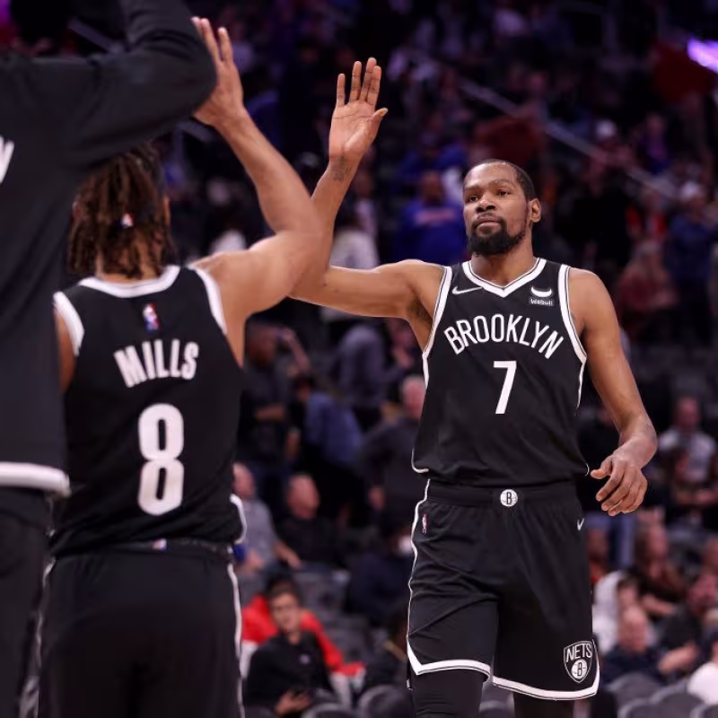Kevin Durant y Patty Mills, sostén de Brooklyn Nets. Foto: gettyimages