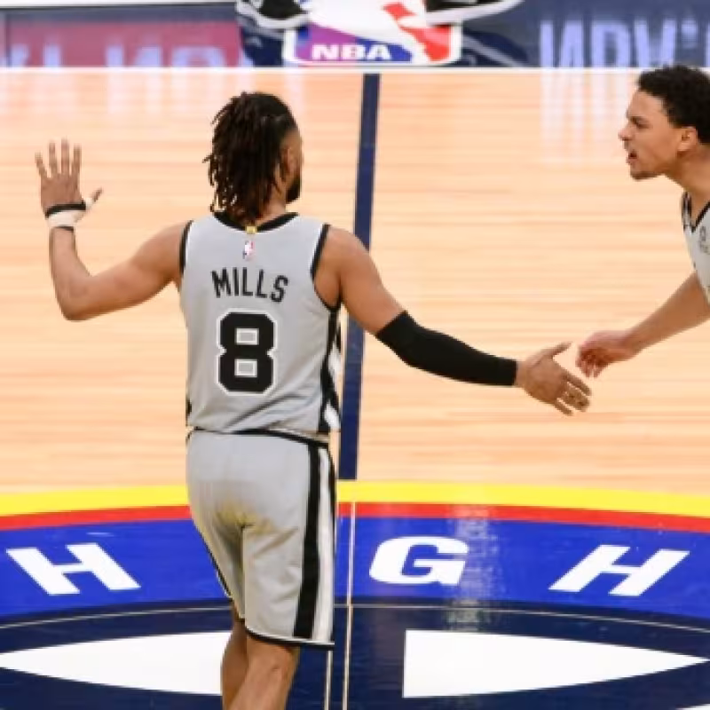 LaMarcus Aldridge, Patty Mills y Bryn Forbes, jugadores de San Antonio Spurs.
