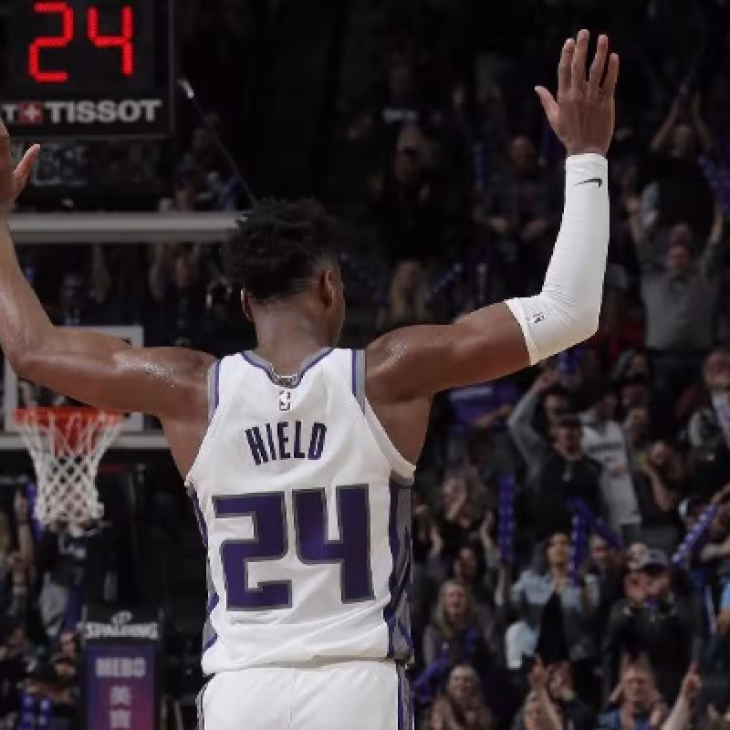 Buddy Hield se convierte en el jugador de los Kings con más triples metidos en una temporada