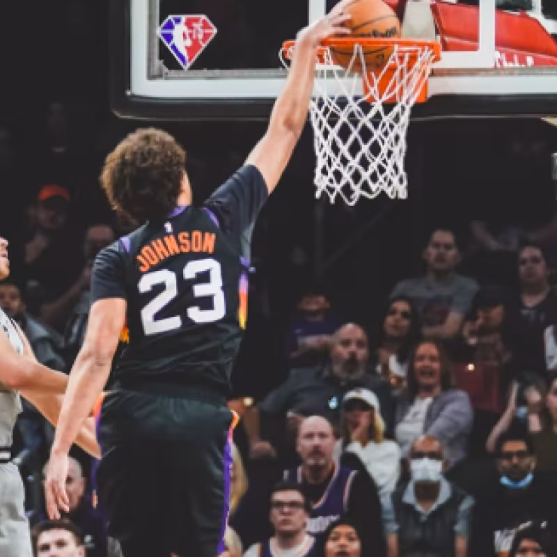 Los imparables Phoenix Suns continúan ganando al ritmo de Paul y Booker