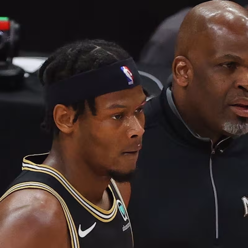 Cam Reddish y Nate McMillan, jugador y técnico de Atlanta Hawks.