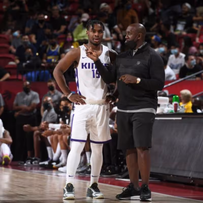 El entrenador de los Kings charla con uno de nuestros protagonistas "Foto: Basketball Forever"