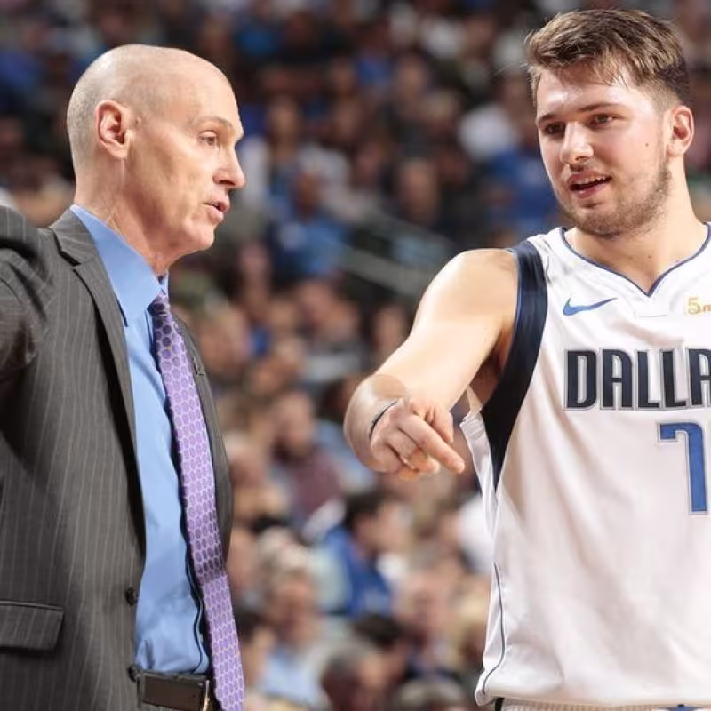 Carlisle y Doncic en un partido de los Mavericks. Foto: Dallas Mavericks