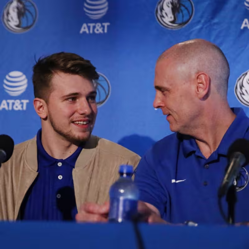 Rick Carlisle y Luka Doncic durante una rueda de prensa.