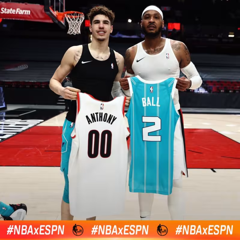 Carmelo Anthony supera en el duelo de cañoneros a LaMelo Ball
