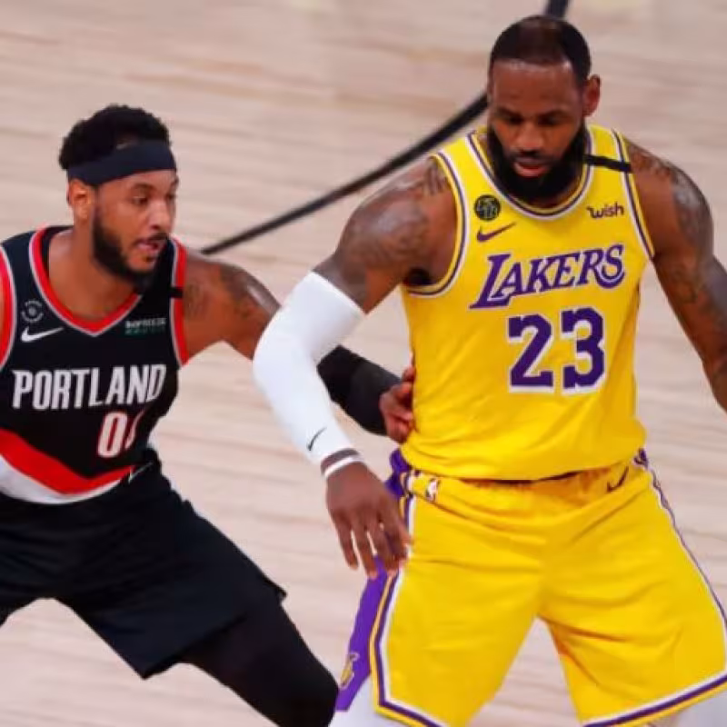 Carmelo Anthony, junto a Andrew Wiggins, en el Lakers-Warriors de la pasada madrugada.