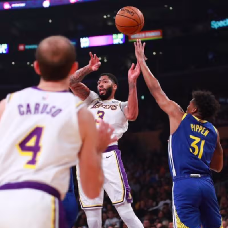 Anthony Davis intenta conectar con Alex Caruso.