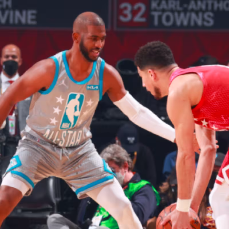 Chris Paul, estrella de Phoenix Suns, frente a su compañero Devin Booker en el All Star.