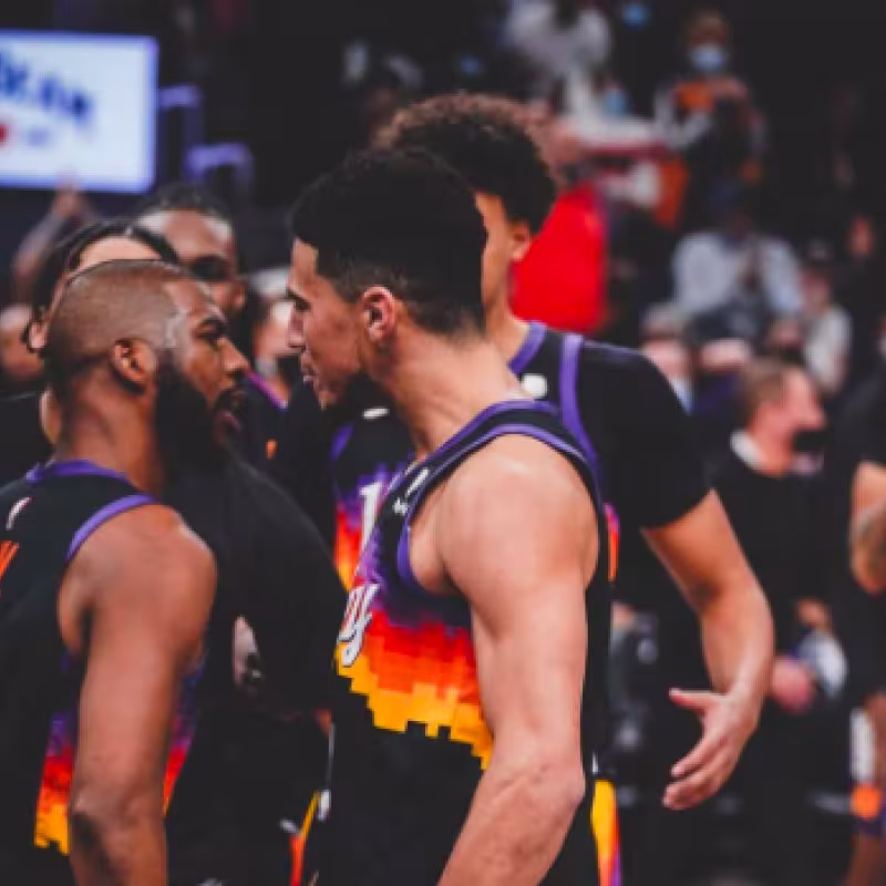 Chris Paul y Devin Booker, estrellas de Phoenix Suns.