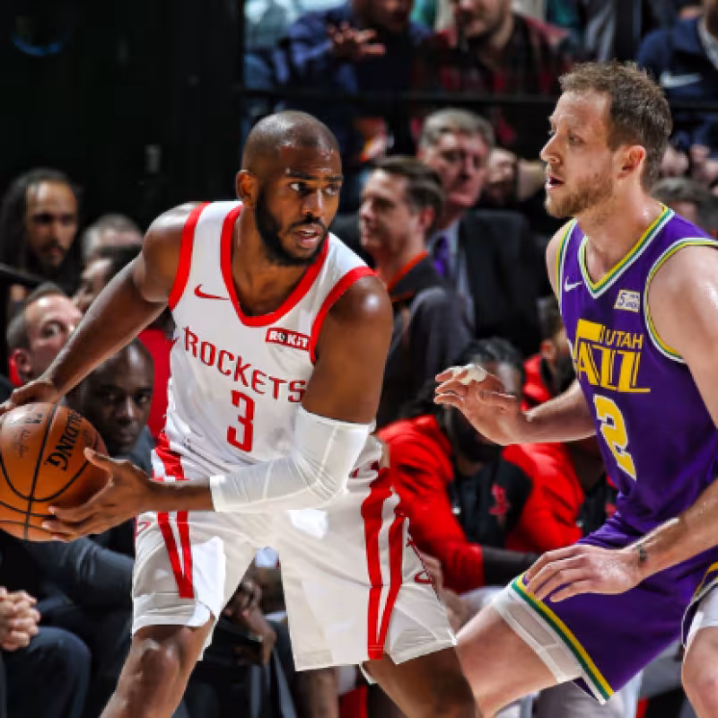 Chris Paul, ante Joe Ingles en el Rockets-Jazz.