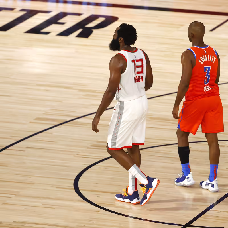 Chris Paul y James Harden en el Game 3 de su serie de playoffs.