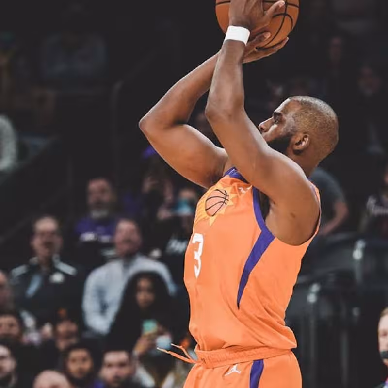 Chris Paul y Devin Booker, estrellas de Phoenix Suns.