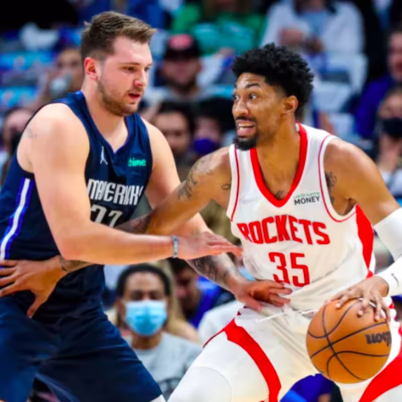 Christian Wood, nuevo jugador de Dallas Mavericks, junto a Luka Doncic.