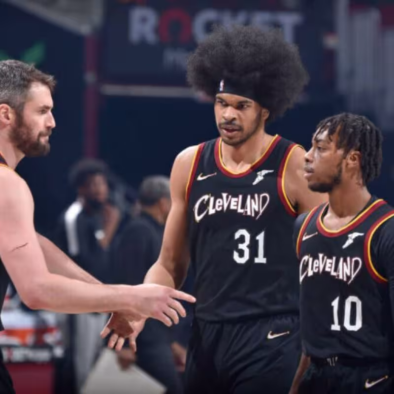 Jugadores de los Cavs debatiendo durante un partido "Foto: The Athletic"