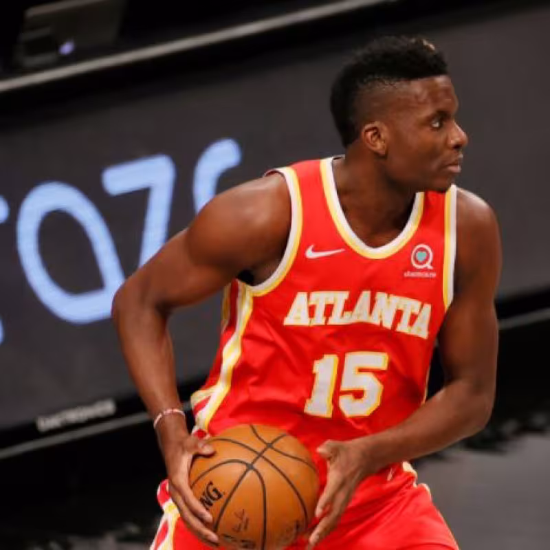 Clint Capela retiene el balón durante un encuentro con Atlanta Hawks "Foto: NBA.com"