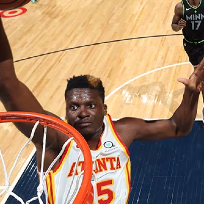 Clint Capela logra un triple-doble en la victoria de los Hawks sobre Minnesota tras lograr ¡10 tapones!