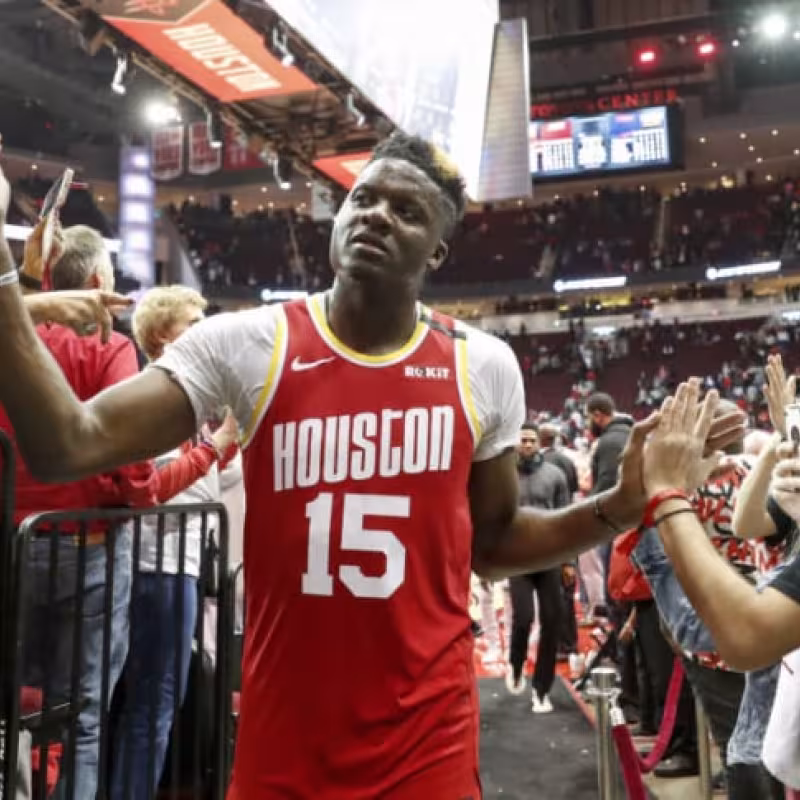 Clint Capela saluda al público, en su etapa en los Houston Rockets