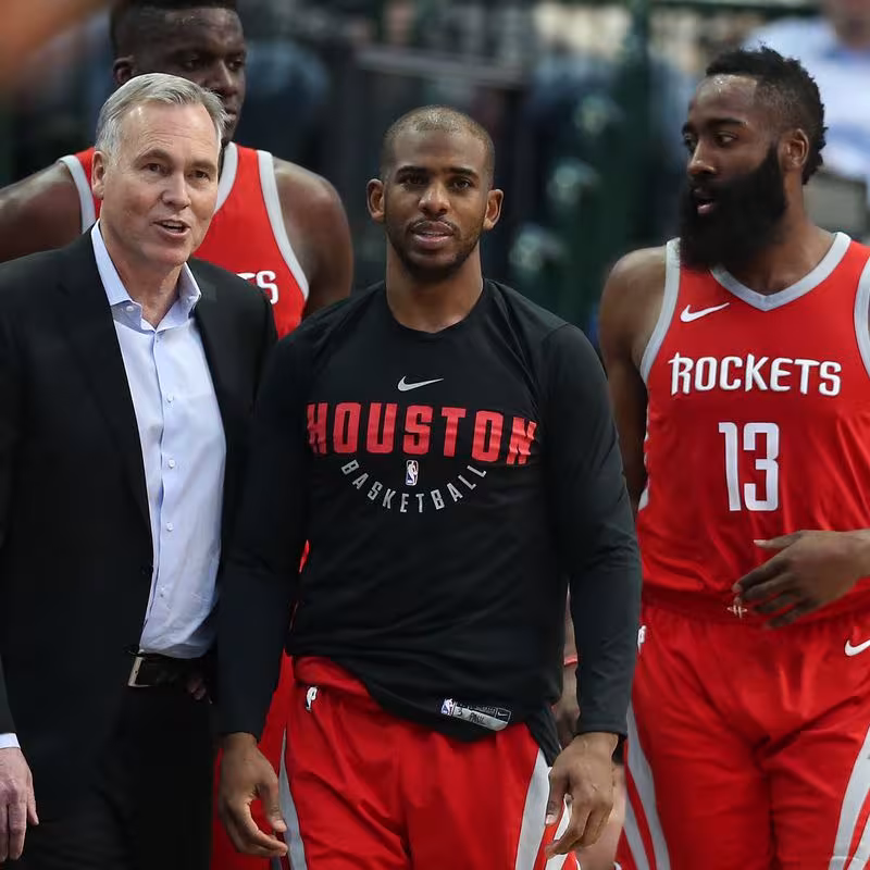 Mike D´Antoni rodeado de jugadores de los Rockets