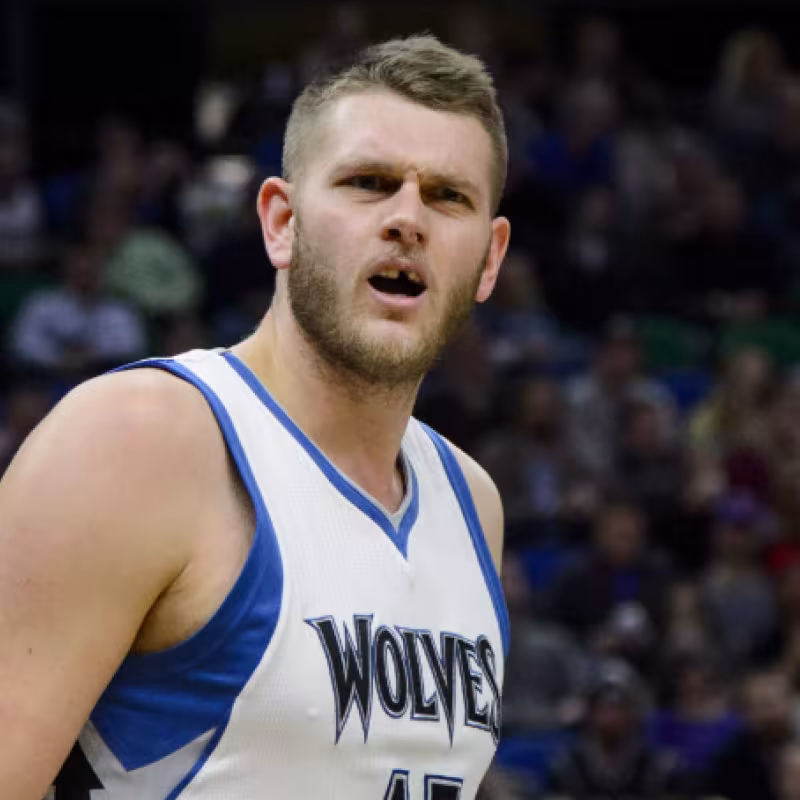 Cole Aldrich, ex de los Wolves, firmará con los Hawks esta semana