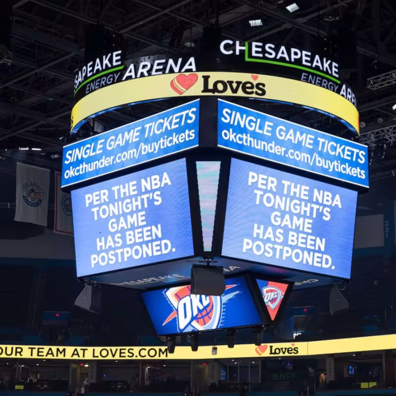 El Chesapeake Enery Arena de Oklahoma, anunciando la cancelación de un partido