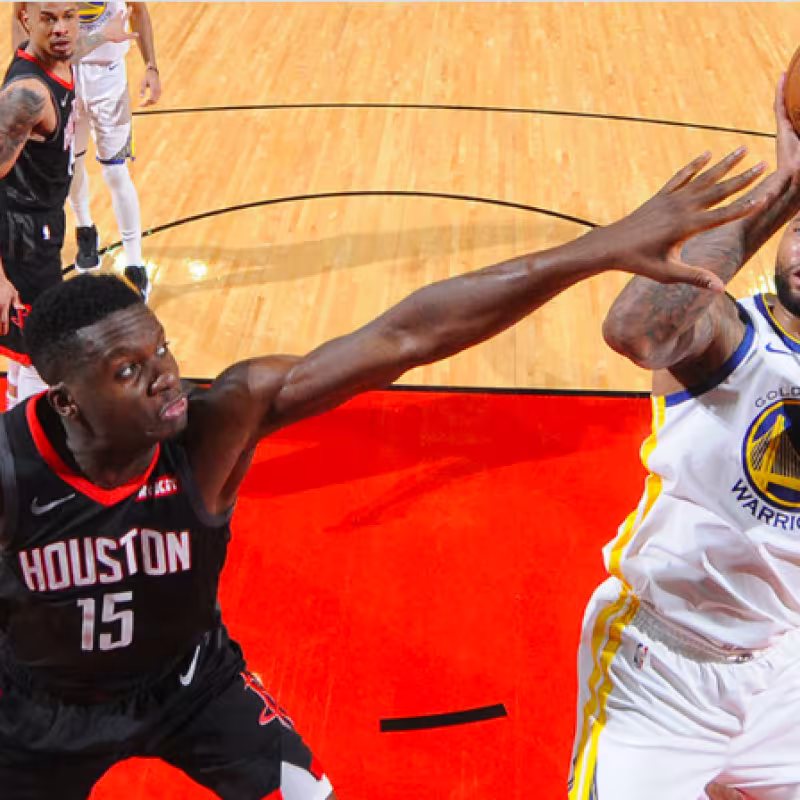DeMarcus Cousins ataca la canasta rival ante la defensa de Clint Capela.