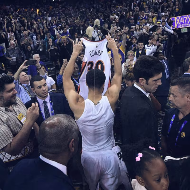 Stephen Curry se despide de la afición de Auckland.