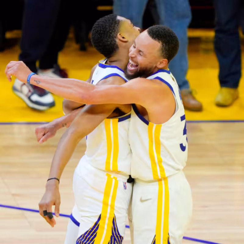 Curry y Poole, celebrando una canasta de los Warriors.