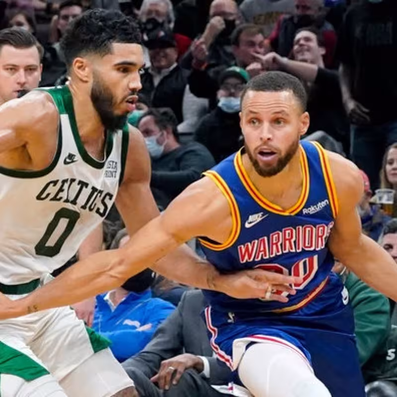 Stephen Curry y Jayson Tatum, en un Warriors-Celtics. 