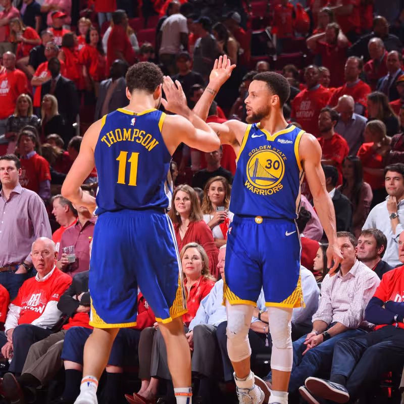 Curry y Thompson celebran la victoria ante los Rockets.