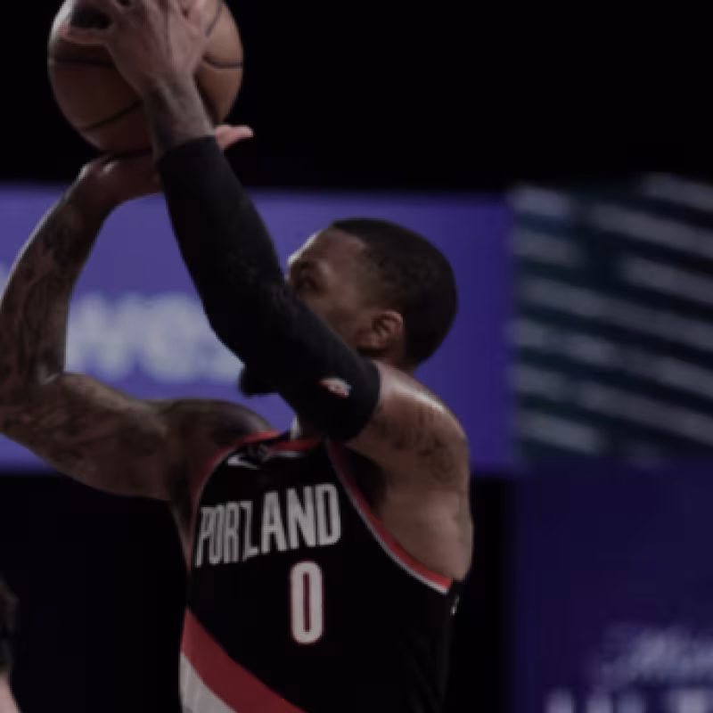 Damian Lillard, lanzando a canasta ante los Nuggets.