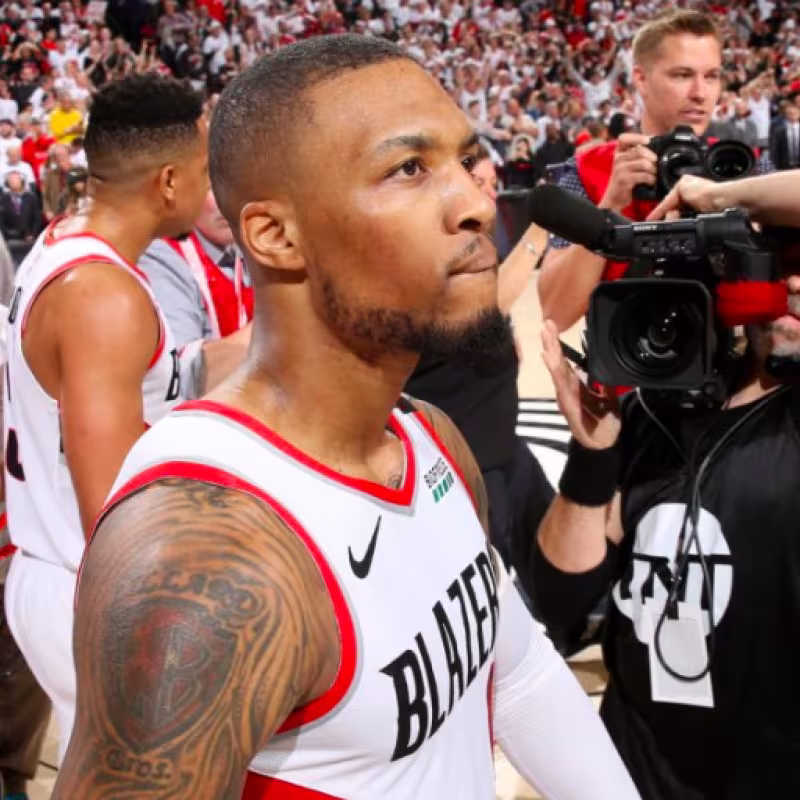 Damian Lillard, celebrando su victoria final.