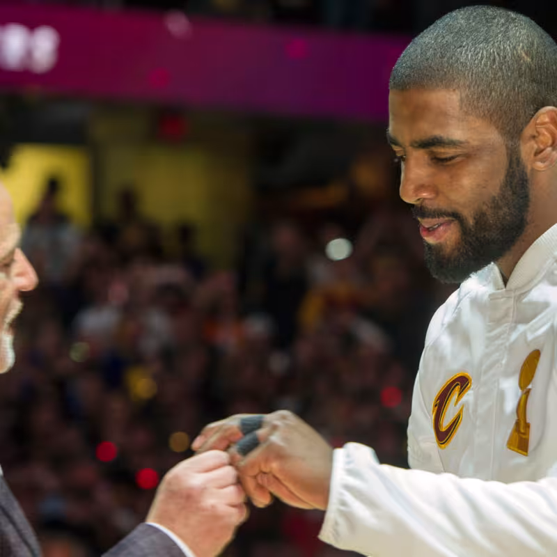 Dan Gilbert y Kyrie Irving en su época en los Cavs.