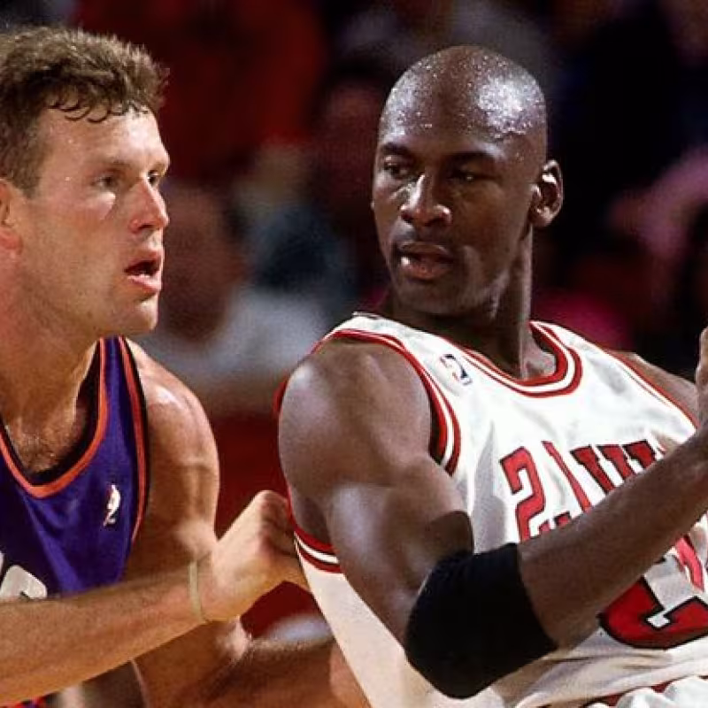 Michael Jordan ataca a Dan Majerle en un Bulls-Suns.