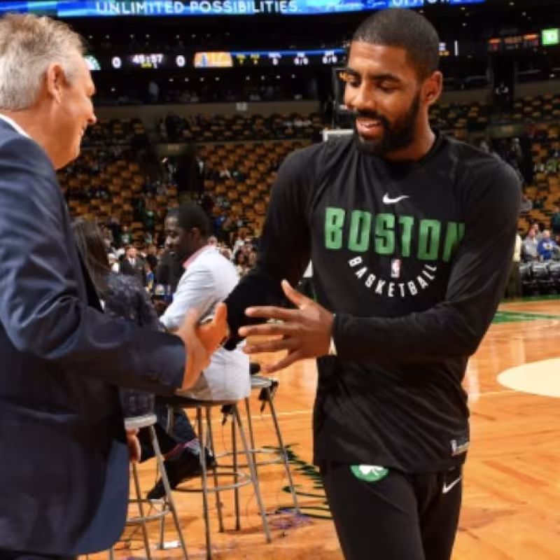 Danny Ainge y Kyrie Irving durante un partido de Boston Celtics.