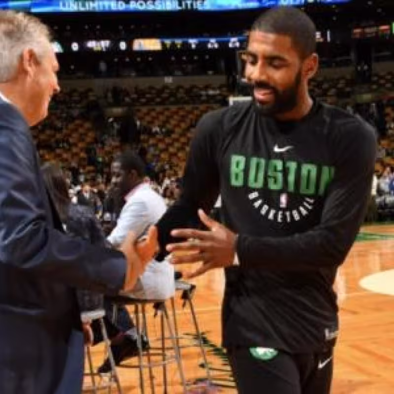 Danny Ainge, junto a Kyrie Irving.